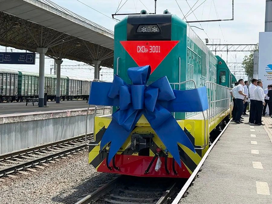 Première mondiale transfrontalière ! Mise en service au Kazakhstan la locomotive à énergies nouvelles de type standardisé fabriquée par CRRC Ziyang